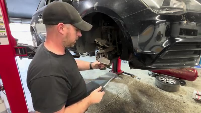 Removing the old brake pads from the Audi caliper carrier