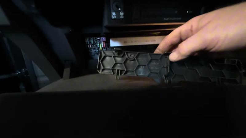 Snapping the filter housing cover back into place on the Audi Q3