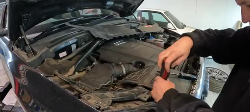 Undoing the T30 Torx bolts that secure the Audi Q5 headlight unit