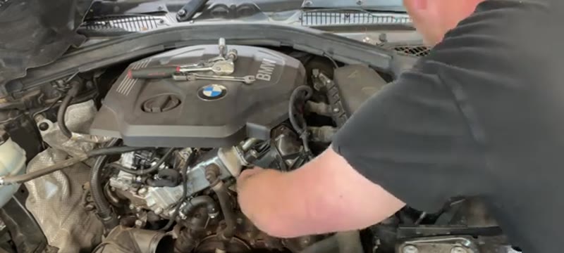 Positioning the new pre-tensioned belt tensioner in the BMW 116d engine bay