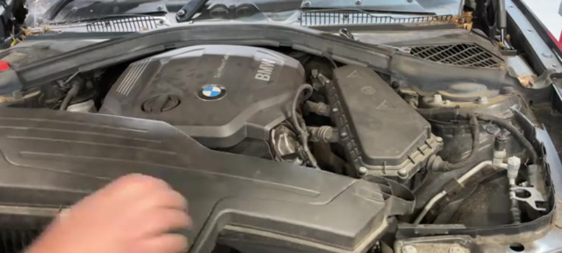 Refitting the engine cover and airbox on the BMW 116d after the belt change