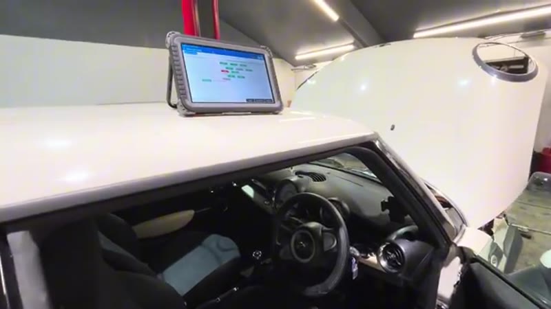 Diagnostic scanner reading the Vanos fault codes on a BMW Mini
