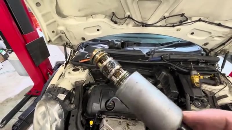 Cleaning the gauze filter on the BMW Mini Vanos solenoid with brake cleaner