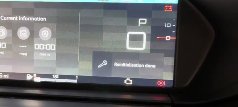 Citroen C4 cluster showing the reinitialisation done message after the reset