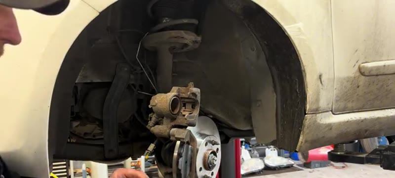 Refitting the caliper carrier and fitting the new brake pads on the Fiat 500