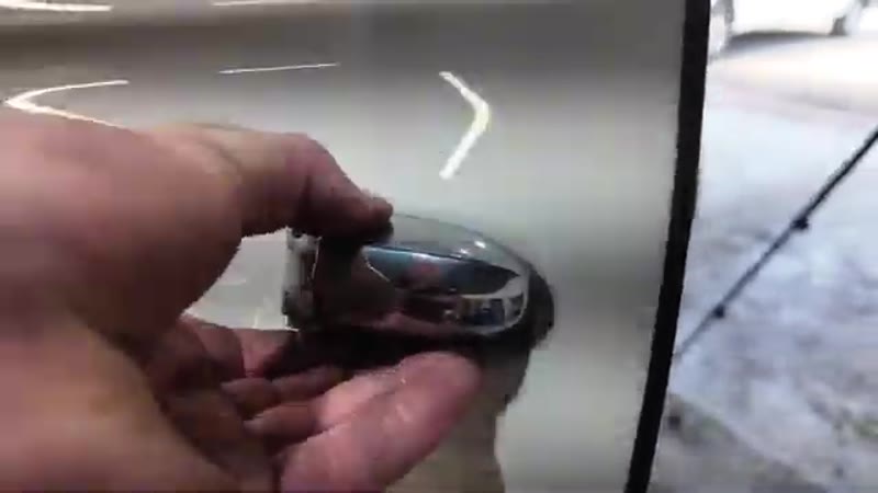 Disconnecting the old door handle mechanism inside the Fiat 500 door