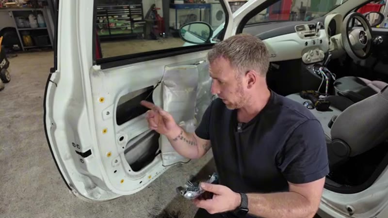 Fitting the new handle into the Fiat 500 door
