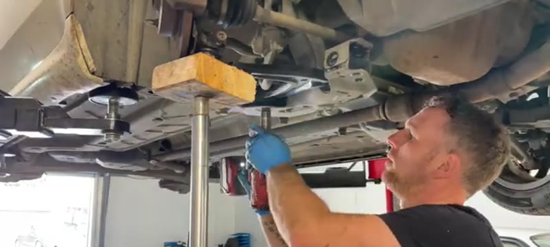 Pre-loading the Fiat 500 suspension with a jack before torquing the wishbone bolts