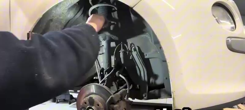 Pushing the hub away to free the shock absorber on the Fiat 500