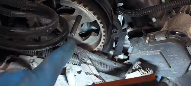 Locking the Ford Focus cam sprocket at top dead centre with a timing pin