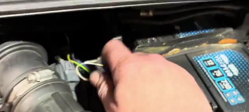 Unplugging the sensor connector and peeling back the loom sheathing on the Ford Focus ST