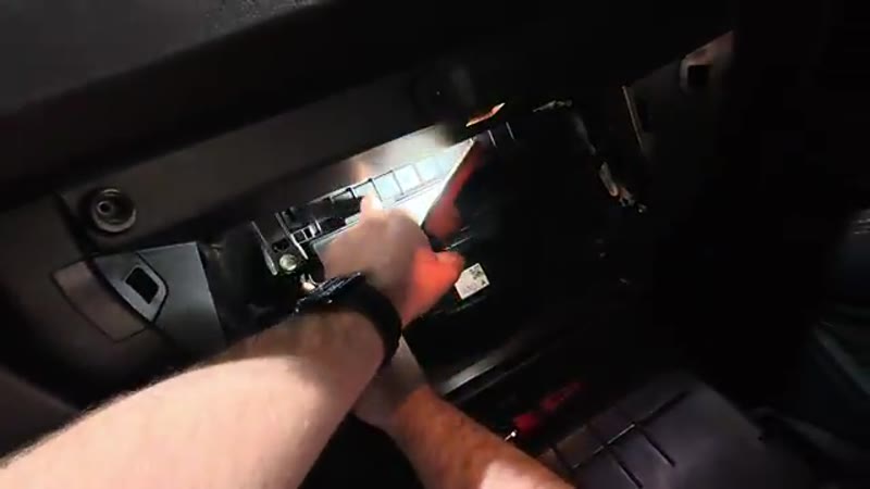 Opening the pollen filter cover behind the Ford Kuga glove box