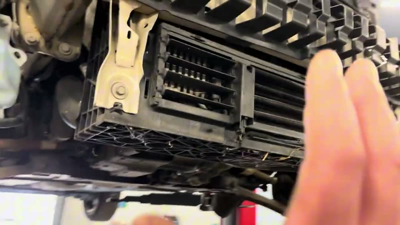 Clip positions on the plastic cover in front of the Ford Puma radiator pack