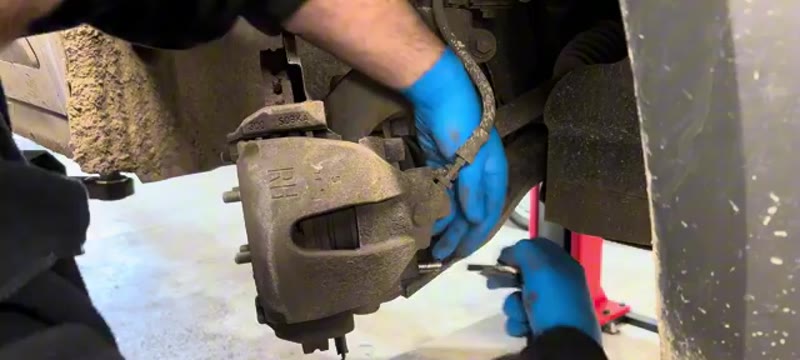Pulling the sliding pins out of the caliper after loosening them with an Allen key