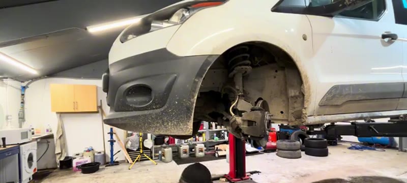 Levering the driveshaft inner joint out of the gearbox
