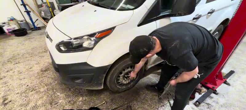 Torquing the wheel nuts after the hub nut has been set to 80 Nm plus 90 degrees