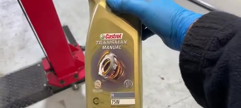Filling the gearbox with 75W manual transmission oil after refitting the drive shafts