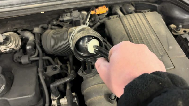 Inflatable balloon sealing the Audi A3 air intake pipe for the smoke test