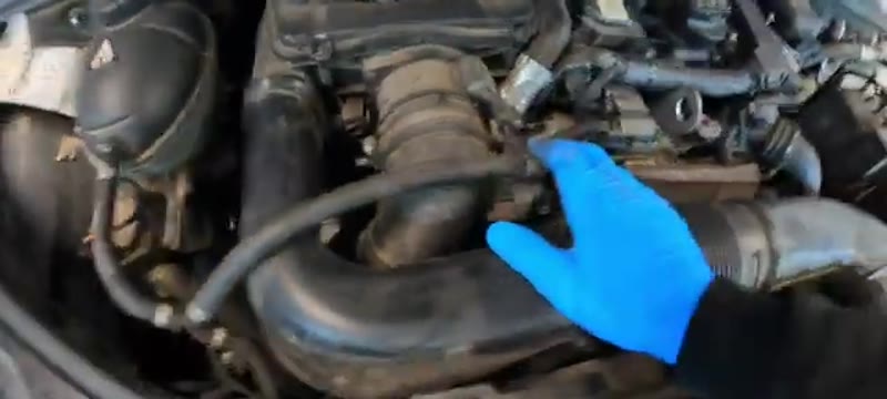 Removing the engine cover and air intake pipe on a Mercedes C220 CDI for a visual inspection