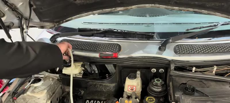 Pressure bleeder fitted to the Mini Cooper brake fluid reservoir to pressurise the system