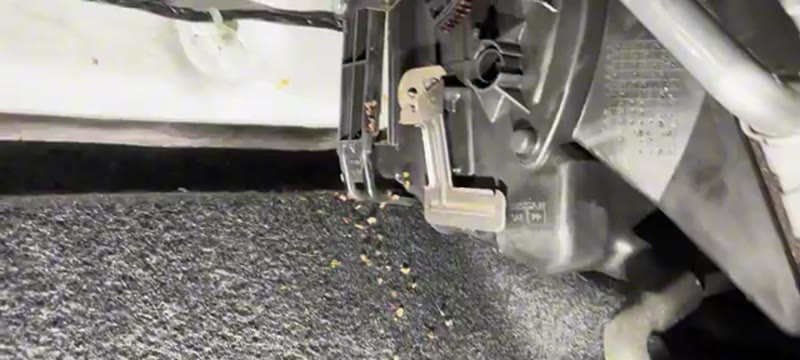 Removing the small pollen filter access panel under the dashboard of the Qashqai