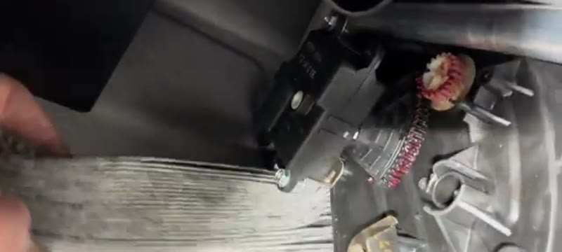 Pulling the old pollen filter out from under the wiring on the Nissan Qashqai