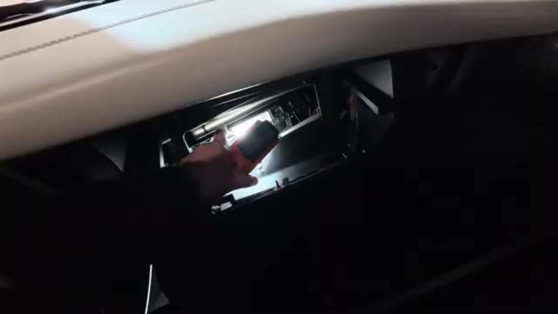 White actuator flap open behind the Velar glove box after setting the temperature to low