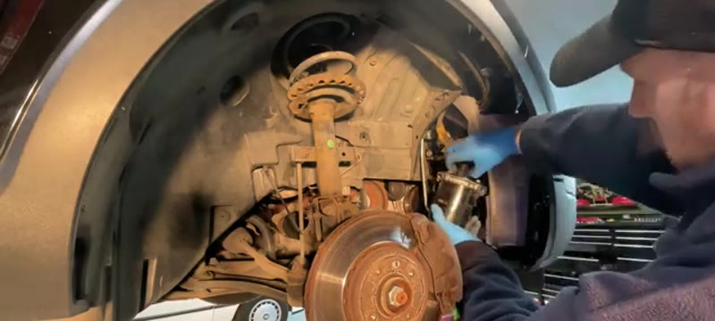 Disconnecting the fuel pipes from the filter housing on a Renault Captur