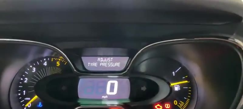 Cycling through the trip computer menus using the stalk buttons on a Renault Captur