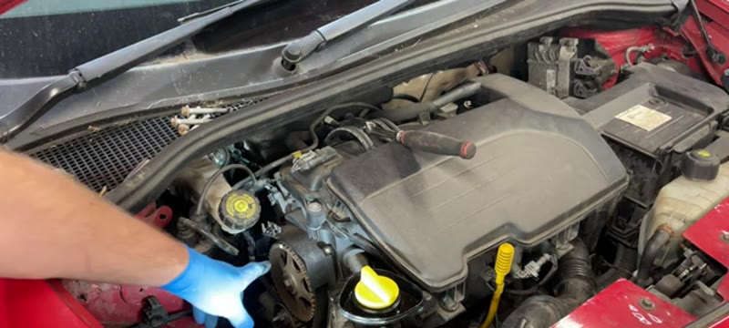 Pointing out the lined-up camshaft timing mark on the Clio 1.2 16v engine