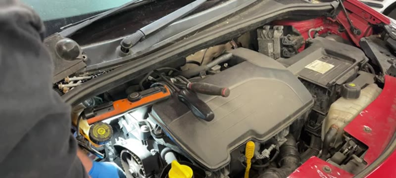 Cam belt area exposed while releasing the tensioner on the Renault Clio