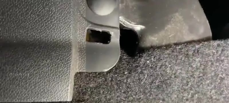 Refitting the filter cover and lining up the screw hole on a Renault Megane Mk3