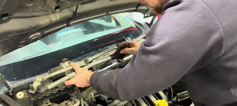 Lifting the wiper motor and linkage assembly out of the Renault Megane