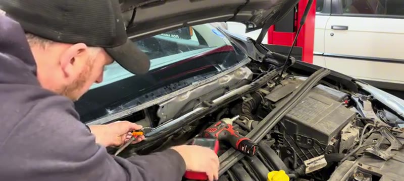 Checking for power at the wiper motor plug with a multimeter on the Megane