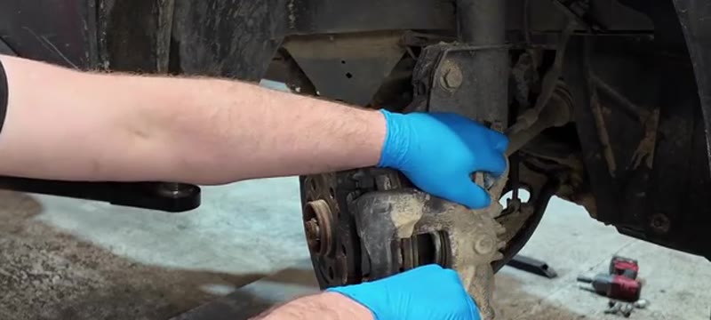 Pushing the caliper piston back with a screwdriver on a Renault Trafic 2022