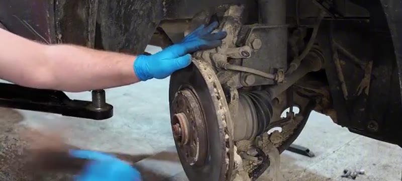 Tapping the old corroded brake disc off the hub on a Renault Trafic 2022