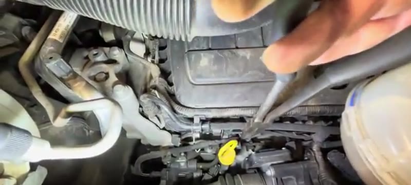 Pulling a glow plug connector off with long-nose pliers on the Renault Trafic 1.6 dCi