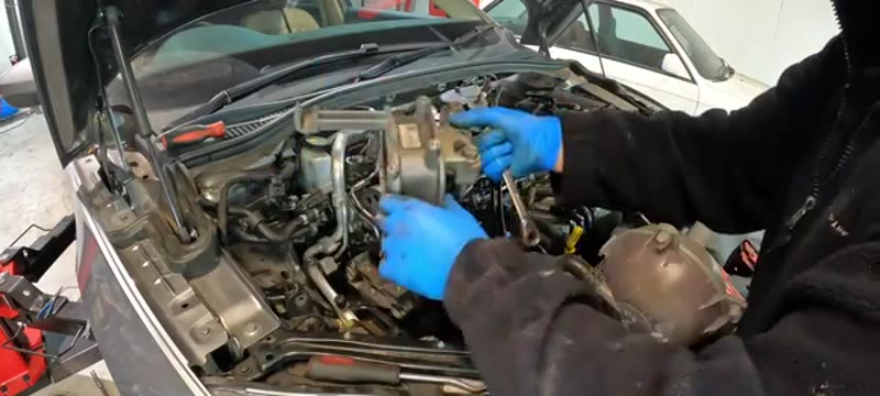Lifting the engine mount out in one piece on the Skoda Superb
