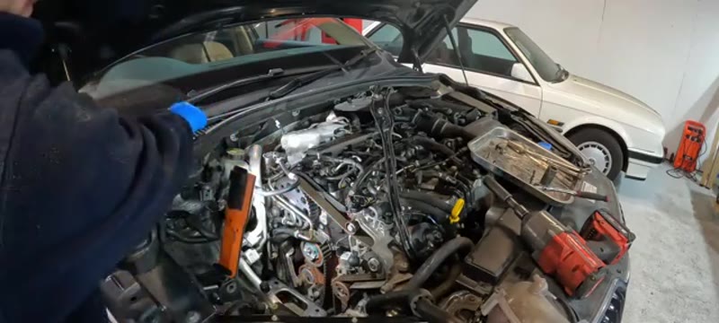 Releasing the cam belt tensioner and idler pulleys on the Skoda Superb
