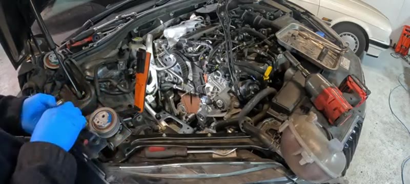 Installing the new tensioner and cam belt on the Skoda Superb