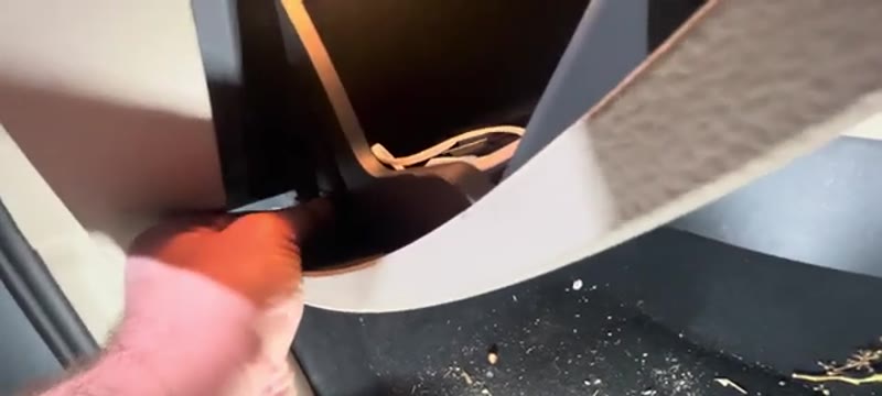Releasing the soft-close damper on the side of the Skoda Superb glove box