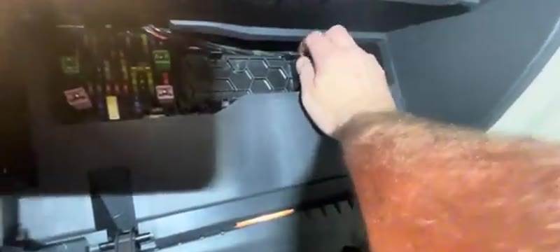 Removing the pollen filter housing cover behind the Skoda Superb glove box