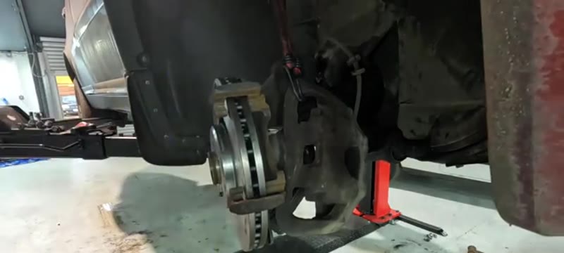 New brake disc fitted to the Volvo XC90 hub