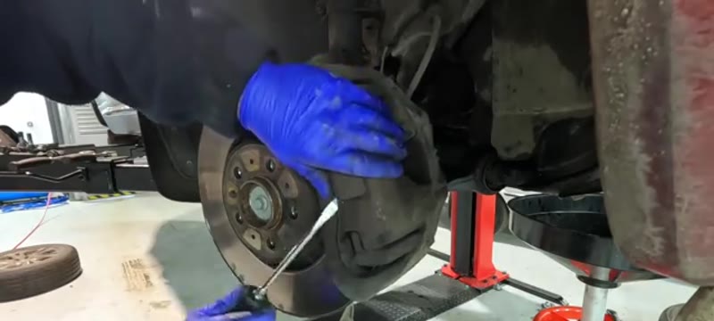 Prising the spring clip off the front of the Volvo XC90 brake caliper