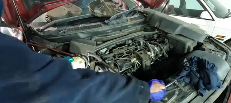 Tightening the tensioner down once the indicator sits in the fork on the Volvo XC90 D5