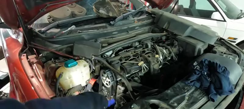 Verifying the timing marks line up after turning the Volvo XC90 D5 engine over twice
