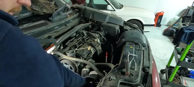 Releasing the auxiliary belt tensioner with a T60 Torx on the Volvo XC90 D5