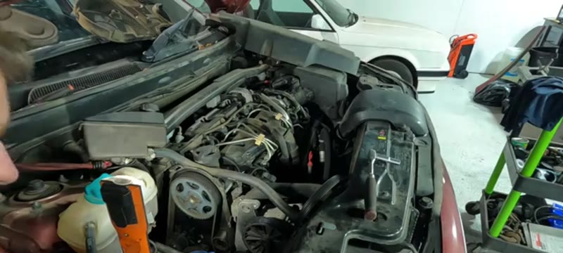 Turning the Volvo XC90 D5 engine to TDC with a 30mm socket on the bottom pulley