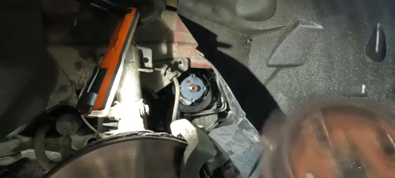 Crank hub visible through the wheel arch after removing the bottom pulley on the Volvo XC90 D5