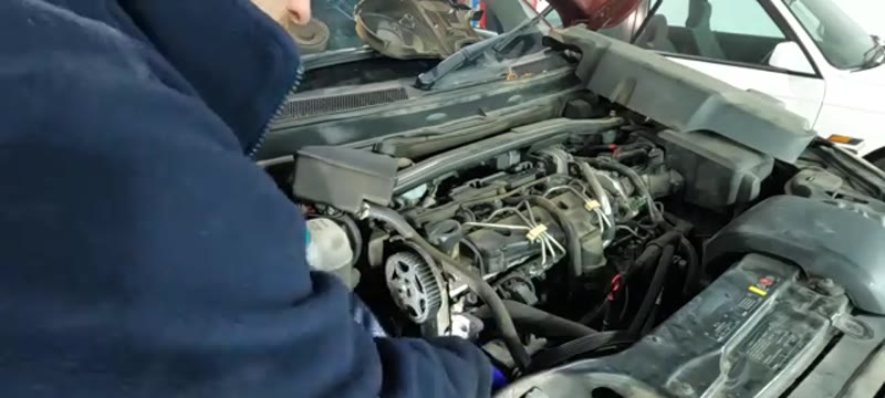 Removing the idler pulley 10mm bolt on the Volvo XC90 D5 cambelt drive
